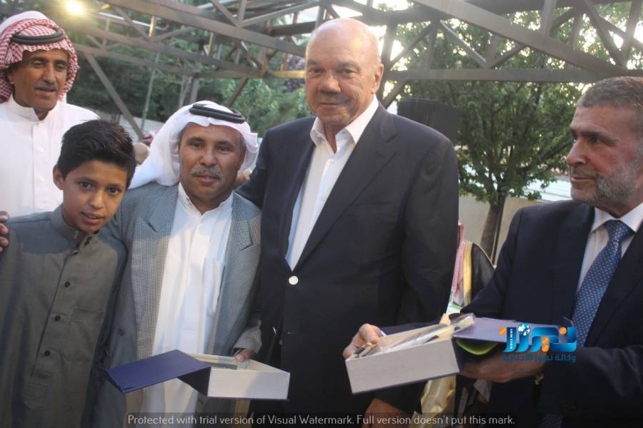 الفايز يكرم ذوي شهداء قبيلة بني صخر ...صور