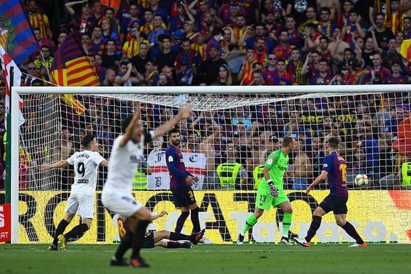 فالنسيا يفوز على برشلونة  ويتوج بطلآ لكأس ملك اسبانيا.... صور