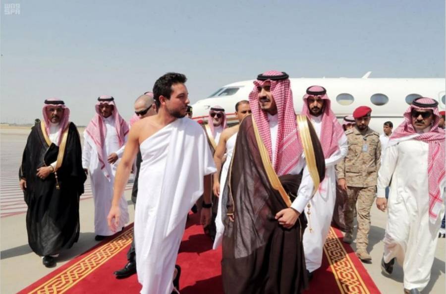 ولي العهد في السعودية مرتديا ملابس الإحرام قبيل أداء العمرة... صور