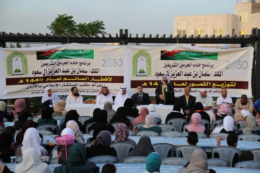 سفارة المملكة لدى الأردن تسلم هدية خادم الحرمين الشريفين من التمور للاجئين السوريين في الأردن