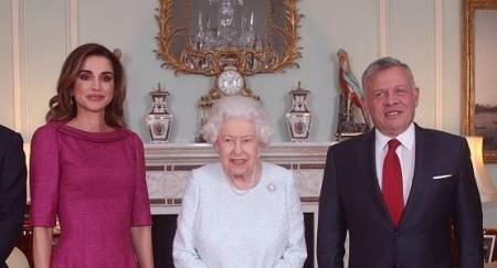 الملك يهنئ الملكة إليزابيث