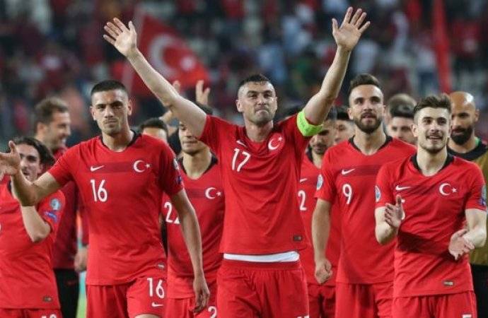 تركيا تحتج على إساءة معاملة منتخبها الوطني في أيسلندا