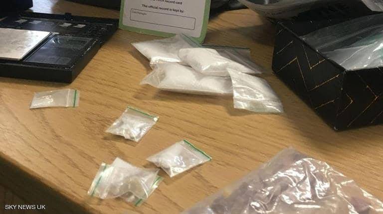 شاهد ماذا فعل رجل  بحقيبة مليئة بالمخدرات...تفاصيل