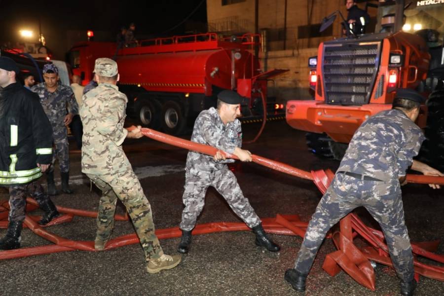 بالصور... الدرك يشارك باخماد حريق ماركا الشمالية
