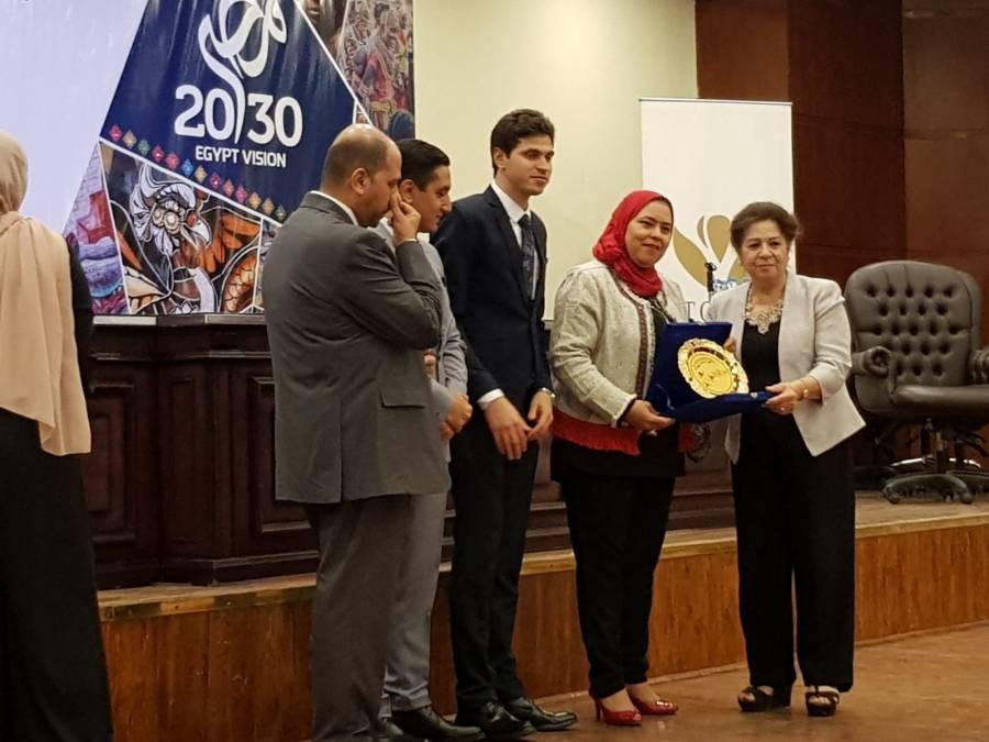 تكريم العين تغريد حكمت في منتدى السلام من أجل التنمية بشرم الشيخ