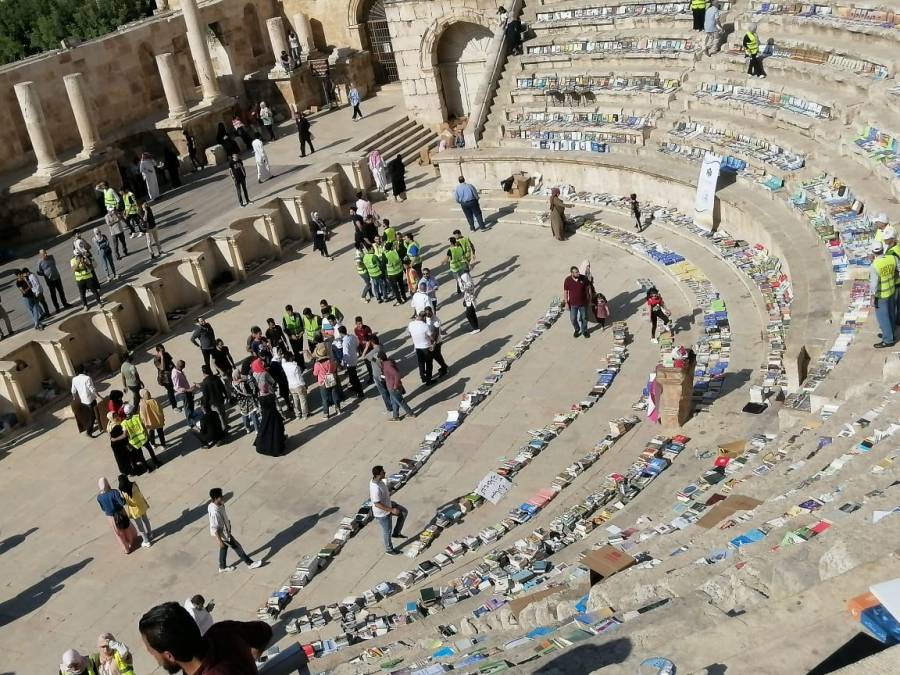 بالصور..آلاف الكتب مجانا للأردنيين في المدرج الروماني