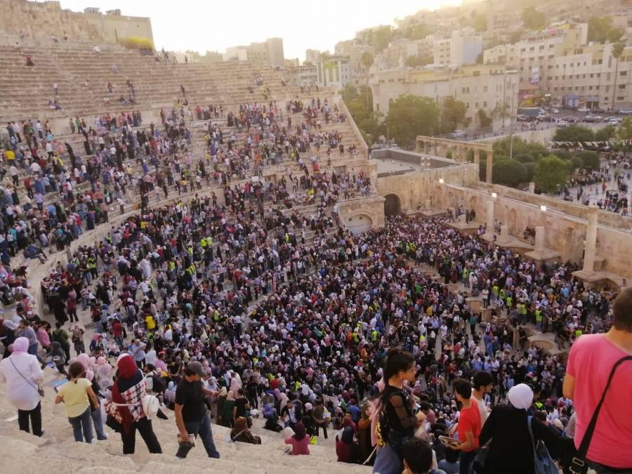 الأردنيون يتهافتون على الكتب من المدرج الروماني... صور