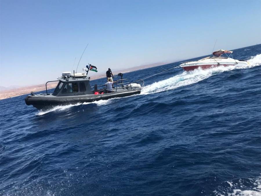 القوة البحرية والزوارق الملكية تنقذ مواطنين من الغرق