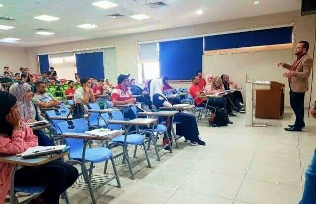 الصحفي علاء الذيب ضيفا على الجامعة الهاشمية للحديث عن الاعلام الساخر – بالصور