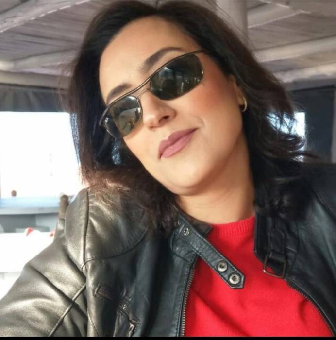*الفنانة  العصامية مريم بن معروف المغربية تخلق الجدل بلوحاتها التجريدية*... صور