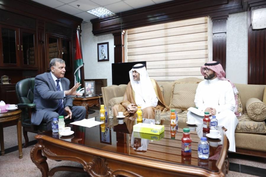 سفير المملكة لدى الأردن يلتقي وزير الصحة الأردني... صور