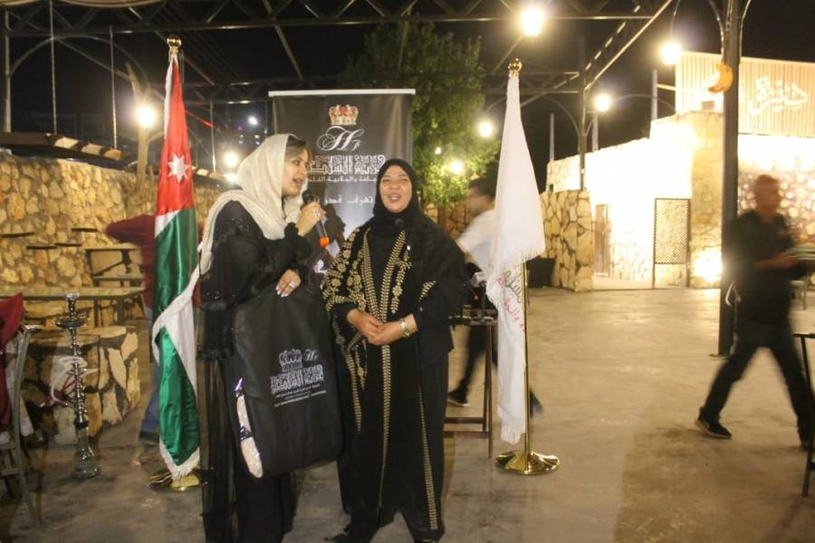 ابو الرب تكرم السيده ريما ارتيما العوامله حرم المرحوم عوني العوامله من مؤسسة ملتقى الاصايل لابسات المدارق