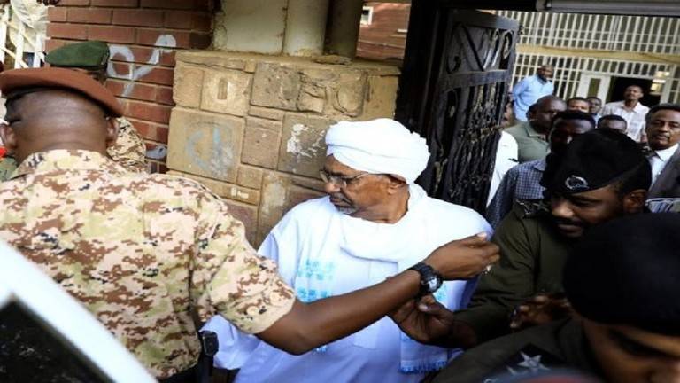 هتافات مؤيدة للبشير عند وصوله لحضور عزاء والدته