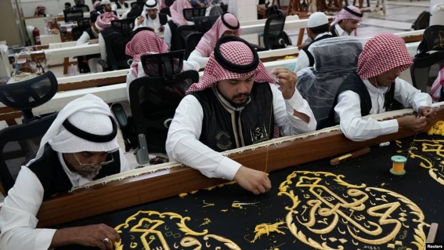 كسوة الكعبة.. صناعة فريدة بماء الذهب والحرير والفضة