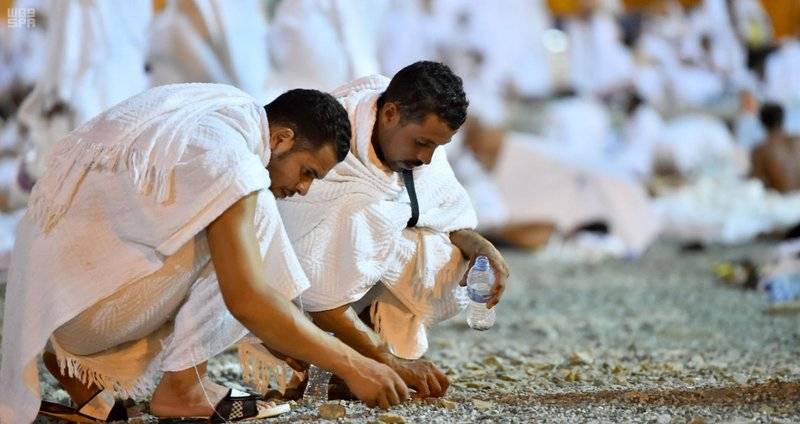 حجاج بيت الله الحرام يجمعون ملايين الحصيات لرمي الجمرات