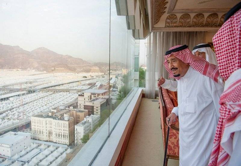 خادم الحرمين يصل إلى منى للإشراف على راحة حجاج بيت الله الحرام