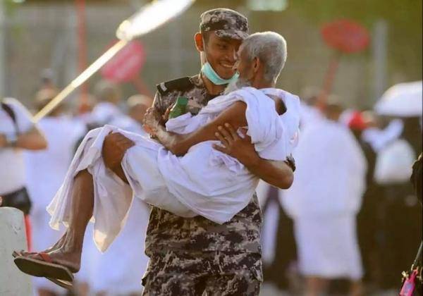 رجل أمن سعودي يطوف العالم بسبب صورة... تفاصيل