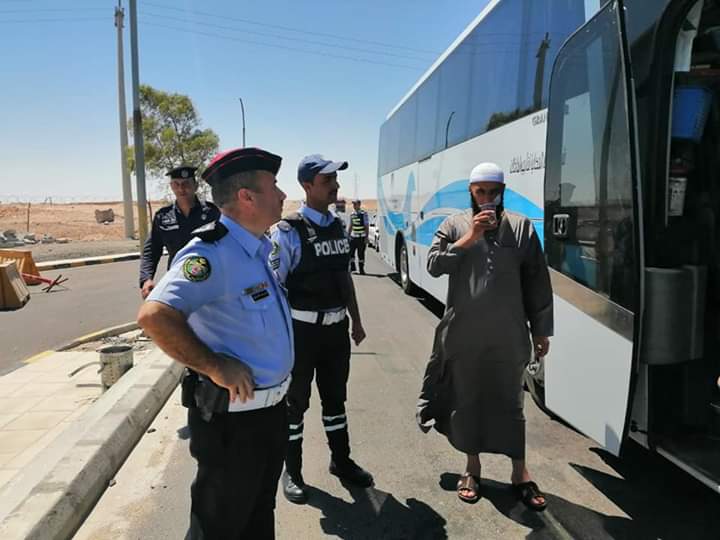 الدوريات الخارجية تستقبل الحجاج الفلسطينين في محطة الابيض الأمنية.. صور