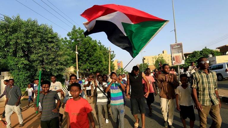 السلطات السودانية تغلق الطرق الرئيسية المودية للقيادة العامة والقصر الرئاسي وسط الخرطوم