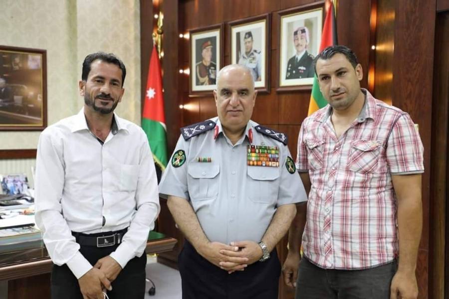 اللواء البزايعه يكرم شابين لمساهمتهما في إخماد حريق بعجلون