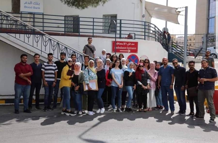 طلبة قسم العلوم السياسية ينظمون زيارة لمركز الحسين للسرطان.