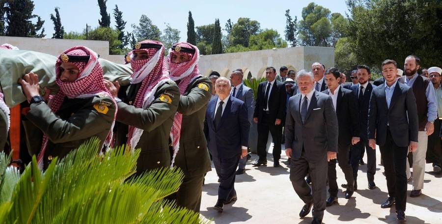 الملك يشارك في تشييع جثمان الأميرة دينا عبدالحميد... صور