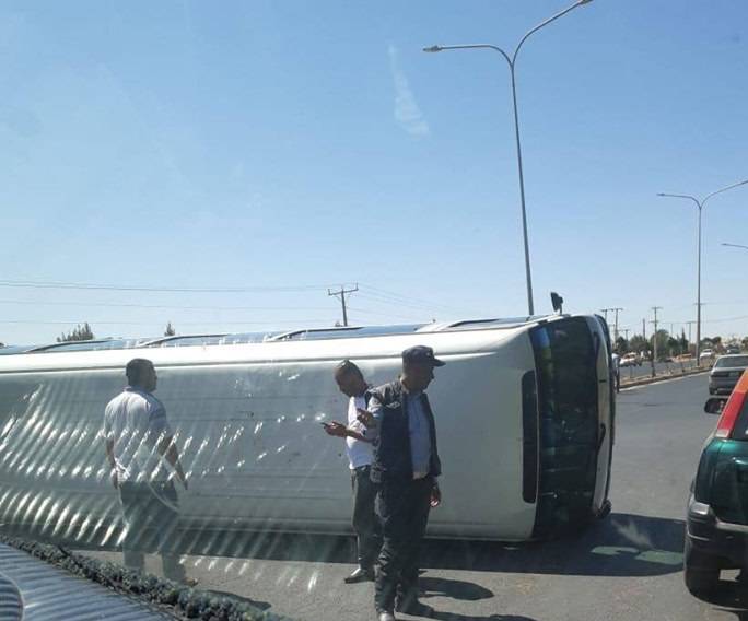 اصابة اربعة اشخاص في حادث انقلاب باص