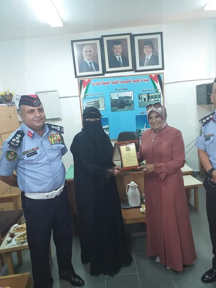 مدير الدوريات الخارجية يطلق مبادرة اهلا مدرستي في لواء ام الرصاص بالبادية الوسطى... صور