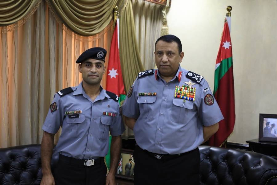 الحواتمة يكرم دركياً أنقذ عائلة حوصرت في مبنى داهمه الحريق