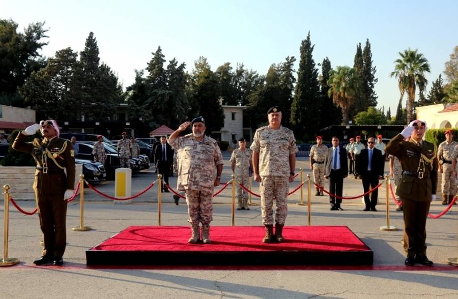 رئيس هيئة الأركان المشتركة يستقبل رئيس أركان القوات القطرية... صور