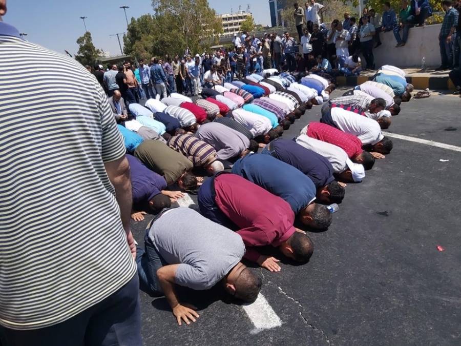 اقامة صلاة الظهر خلال اعتصام المعلمين