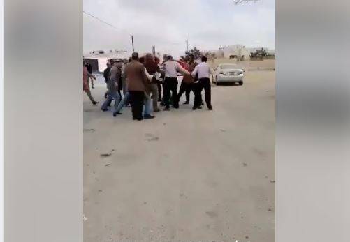 معملون يعتدون على فريق رؤيا في الكرك (فيديو)
