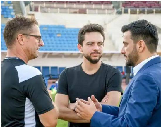 ولي العهد يتابع تدريبات النشامى