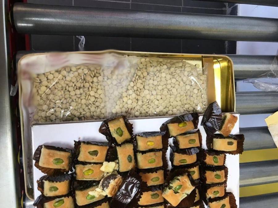 احباط تهريب كمية من المخدرات داخل علب حلويات