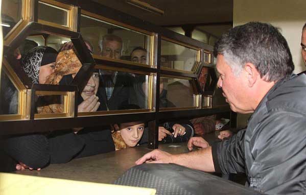 الملك يقوم متخفياً بزيارة إلى دائرة الأراضي