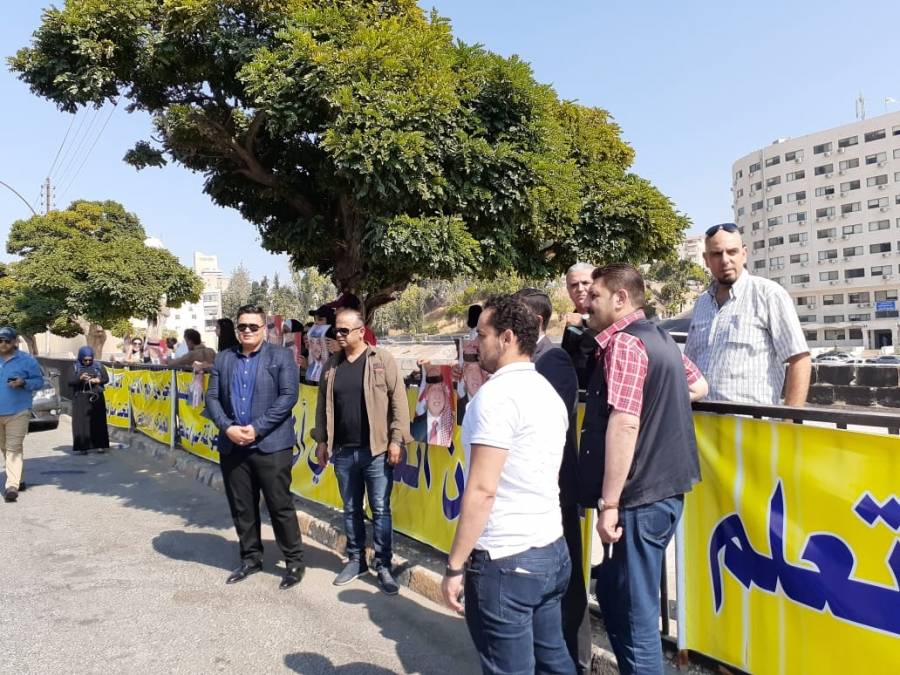 عاجل   وقفه عامه من مبادرة ابشر سيدنا  أمام مجلس النواب  للمطالبة بالحوار بين جميع الأطراف .. صور