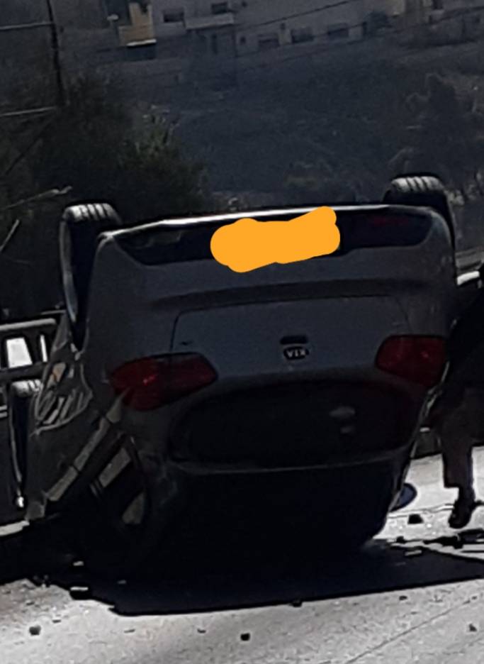 إصابة في حادث تدهور مركبة في عمان... صور