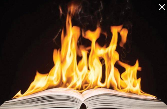 مواطن يحرق كتب ابنه....  بسبب اضراب المعلمين