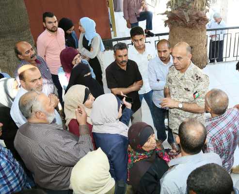 مدير التربية والتعليم والثقافة العسكرية يتفقد الإجراءات المتبعة للمستفيدين من المكرمة الملكية