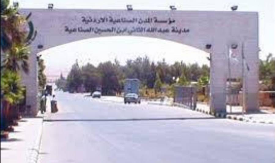 الوزني : يلتقي المستثمرين في الحسن الصناعية بالرمثا... صور