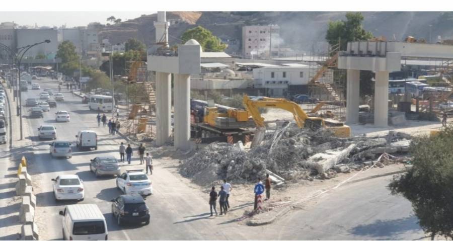 بالفيديو...لحظة سقوط وصلات جسر الباص السريع في منطقة المحطة