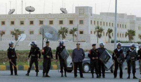 حقائب شخصية قرب السفارة الامريكية تستنفر الامن