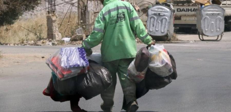 بلدية اربد تنتصر لعامل وطن أجبره مراقب على الدخول لحاوية نفايات