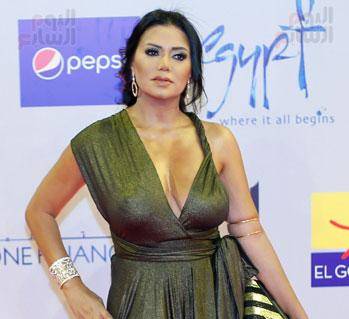 فستان رانيا يوسف أخضر اللون مفتوح ومثير خطفت به الأضواء... صور