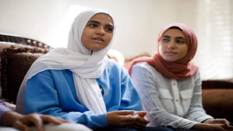 الخطوط الكندية تجبر فتاة مسلمة صغيرة على خلع حجابها أمام الركاب!