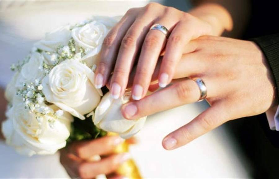 عروسان يتبرعان بتكاليف زواجهما للايتام