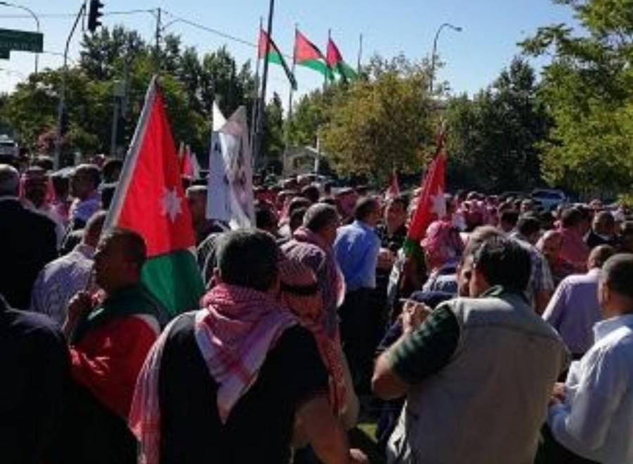 اعتصام ضباط الامن العام المتقاعدين أمام مجلس الامه