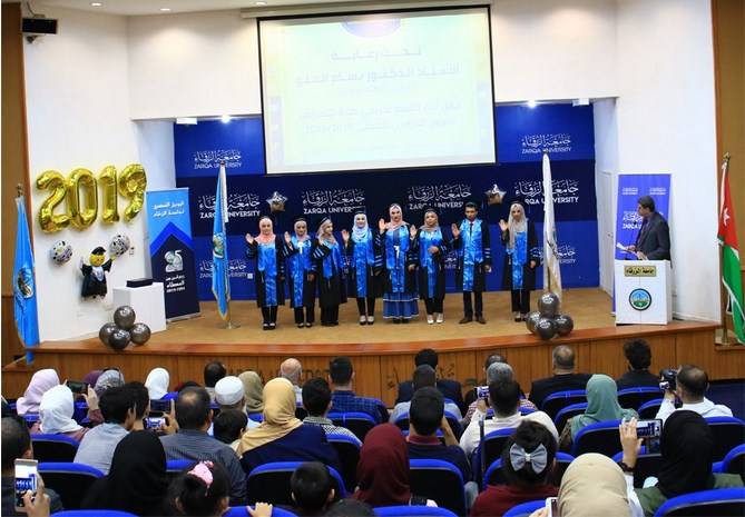 خريجو كلية التمريض في جامعة الزرقاء يؤدون القسم القانوني