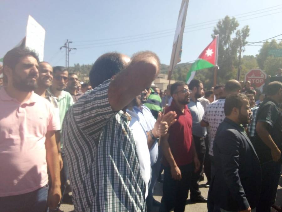 عاجل : اعتصام المعلمين في عجلون... فيديو