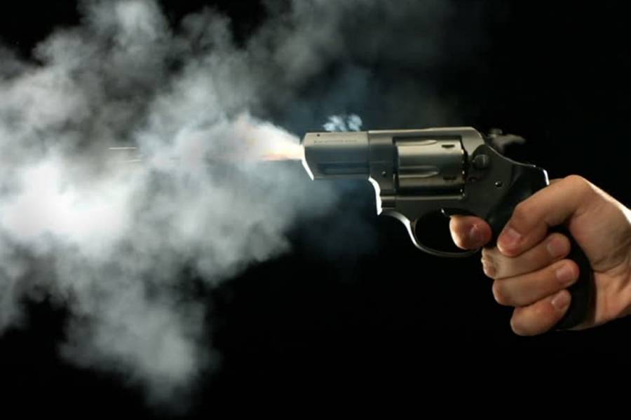 أطلق النار على أبنائه ولاذ بالفرار